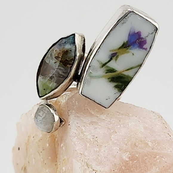 MOONSTONE JADE AND BROKEN CERAMIC MAXIMILISM DESIGN ADJUSTABLE HANDMADE RING